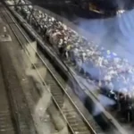 Suasana antrean penumpang di Stasiun Duri akibat eskalator yang mengalami kerusakan
