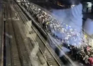 Suasana antrean penumpang di Stasiun Duri akibat eskalator yang mengalami kerusakan