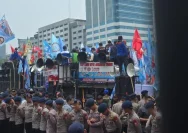 Wakil Ketua DPR Sufmi Dasco Ahmad didampingi Kapolri menemui massa aksi buruh di depan Gedung DPR RI Jakarta.